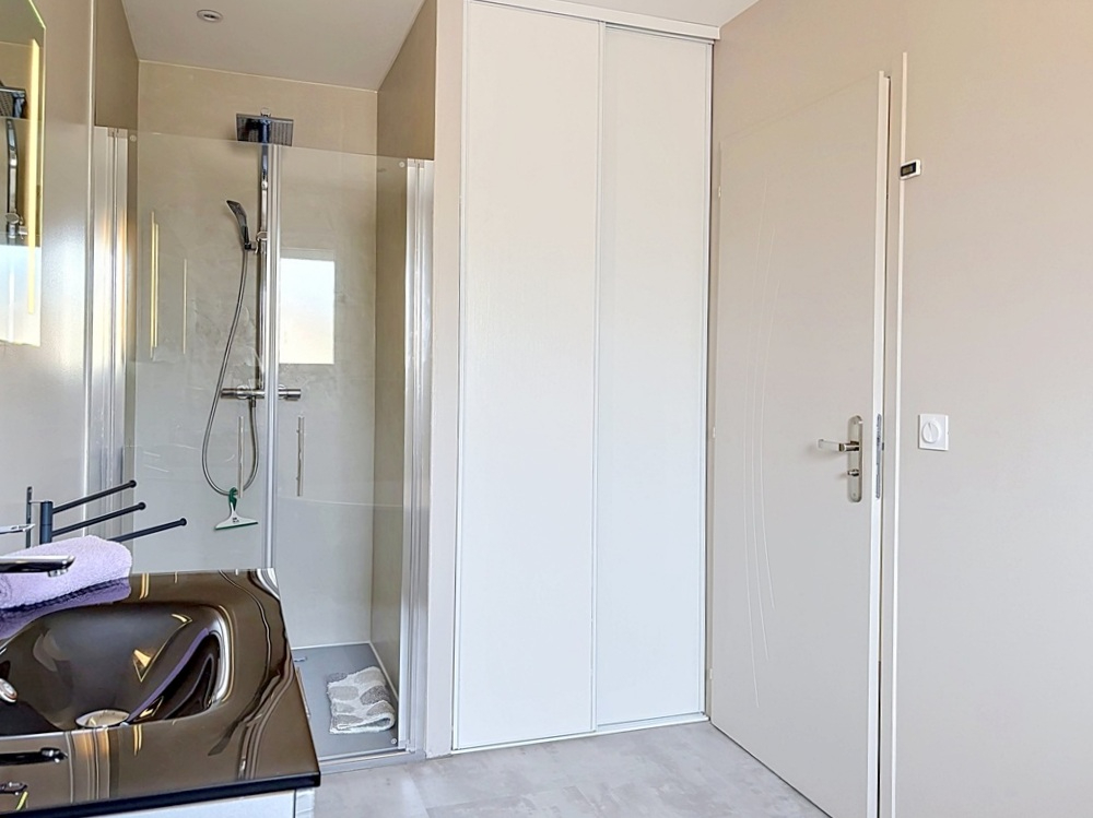 FERRIERES Villa de plain-pied 130 m2, Classe énergie A - 3 chambres- dans son écrin de verdure- centre village 9