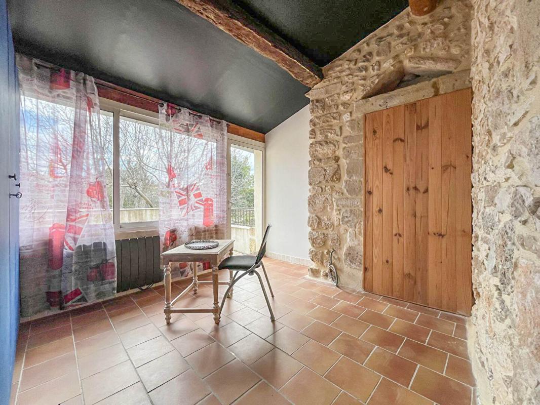 UZES Maison en pierres rénovée avec cour et terrasses 10