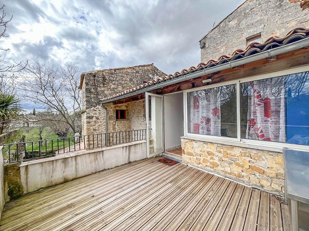 UZES Maison en pierres rénovée avec cour et terrasses 11