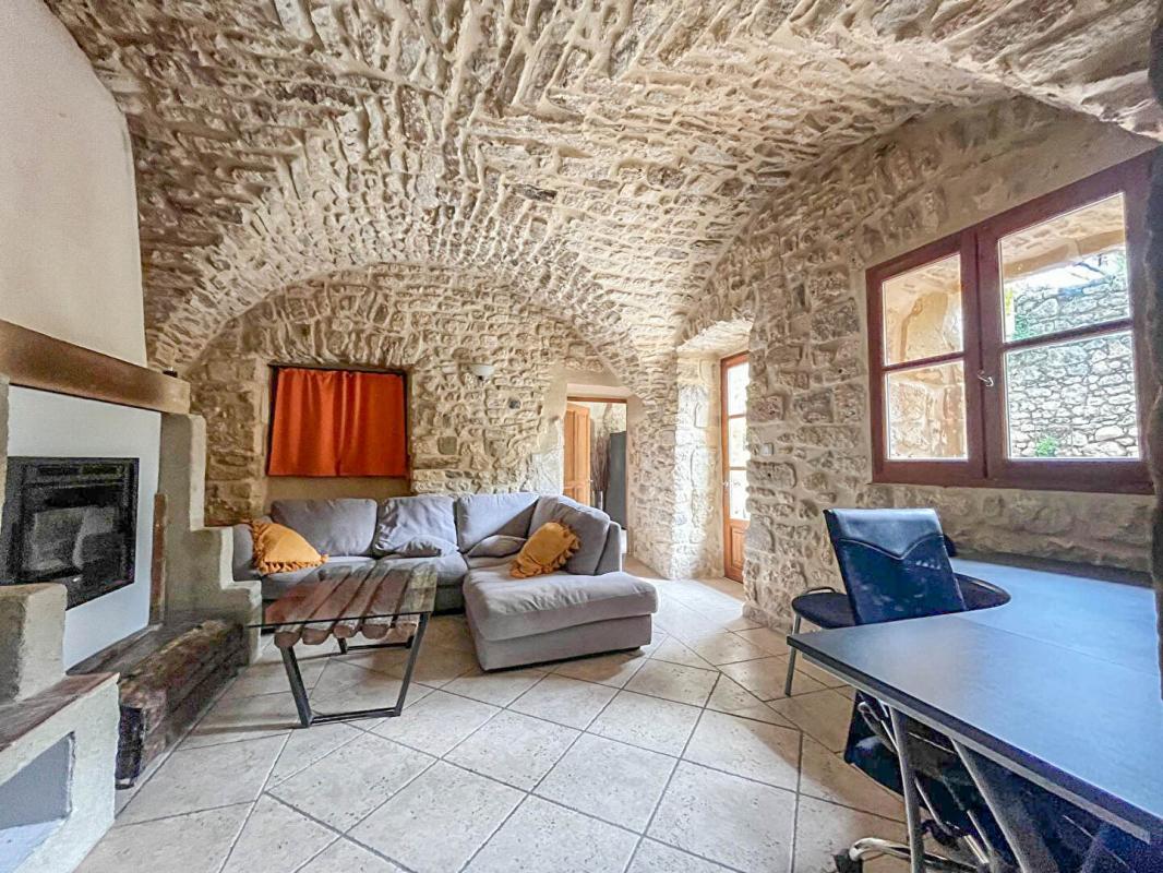 UZES Maison en pierres rénovée avec cour et terrasses 12