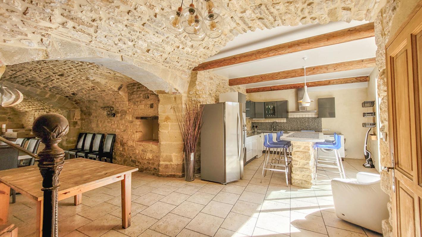 UZES Maison en pierres rénovée avec cour et terrasses 2