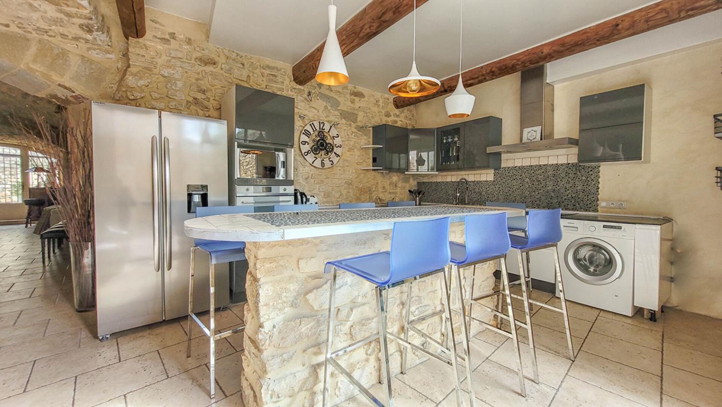 UZES Maison en pierres rénovée avec cour et terrasses 5