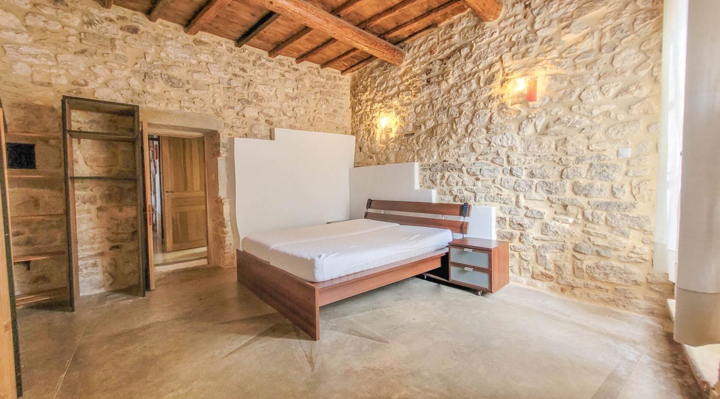 UZES Maison en pierres rénovée avec cour et terrasses 6