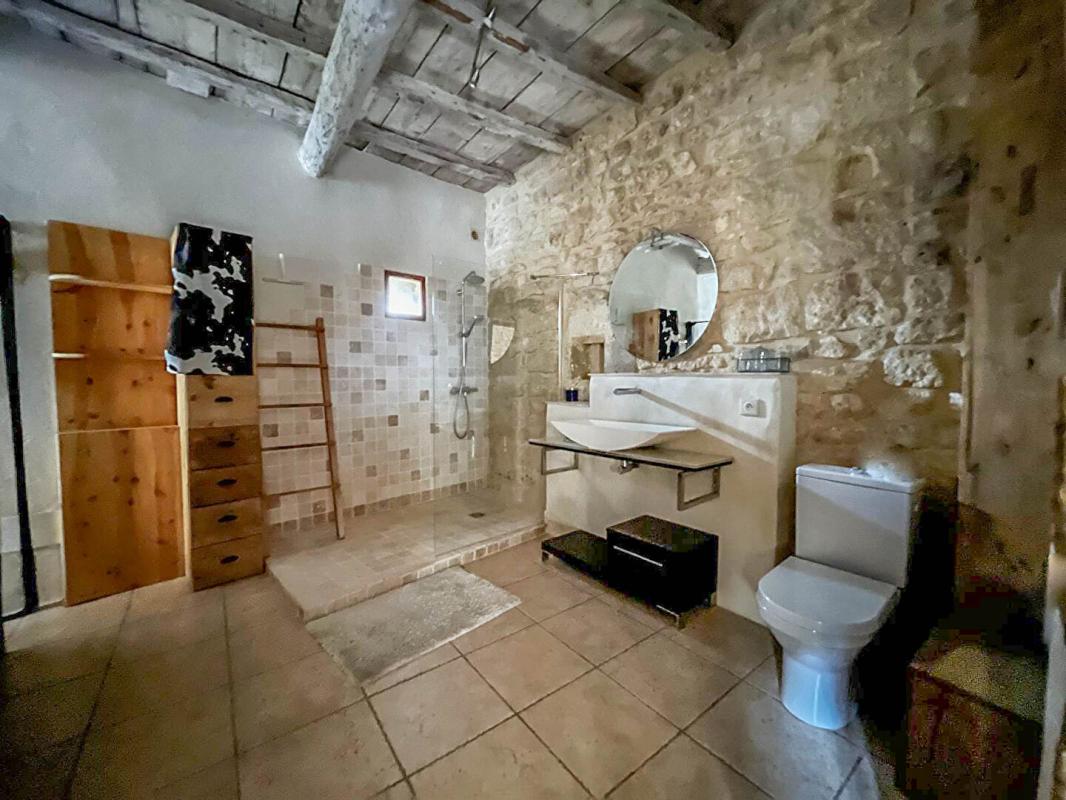 UZES Maison en pierres rénovée avec cour et terrasses 7