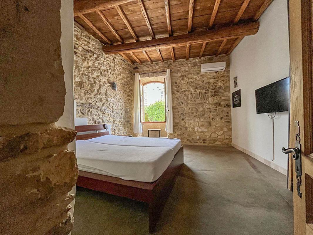 UZES Maison en pierres rénovée avec cour et terrasses 8