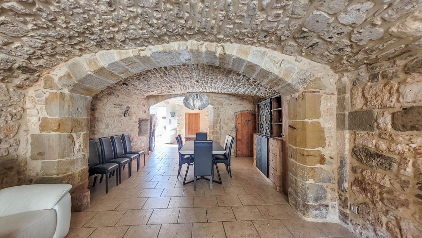 UZES Maison en pierres rénovée avec cour et terrasses 9
