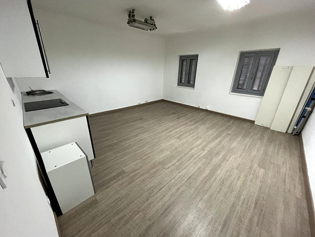 GRANS Pleine Propriété Immeuble Mixte Prêt à Exploiter  Grans Centre ville 11
