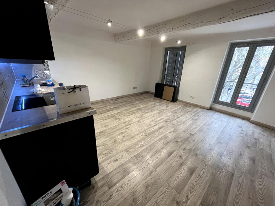 GRANS Pleine Propriété Immeuble Mixte Prêt à Exploiter  Grans Centre ville 9