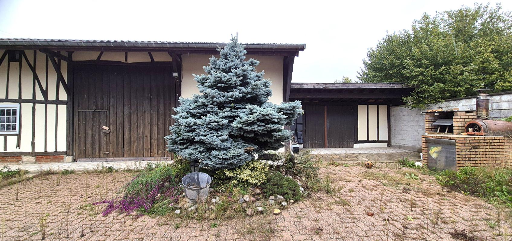 GIFFAUMONT-CHAMPAUBERT Belle Maison de Village et de Caractère style Champenois de 155 m² à Rénover et Façonner à votre Goût avec sa Cour sécurisée, Terrasse couverte, Garage et Grange de 125 m², Appentis, Bûcher et Terrain arboré de 973 m² 17