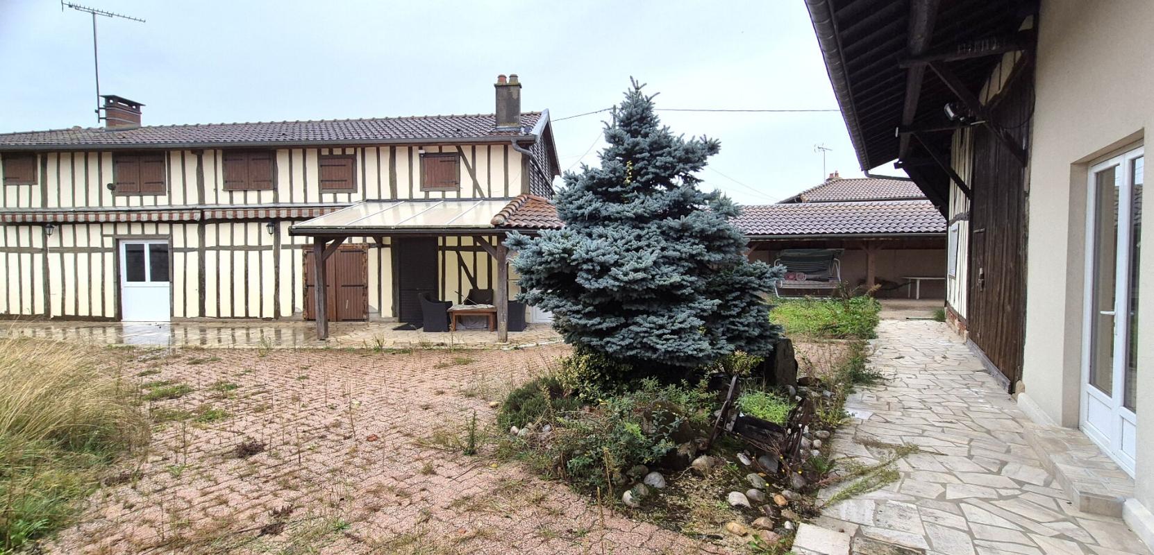 GIFFAUMONT-CHAMPAUBERT Belle Maison de Village et de Caractère style Champenois de 155 m² à Rénover et Façonner à votre Goût avec sa Cour sécurisée, Terrasse couverte, Garage et Grange de 125 m², Appentis, Bûcher et Terrain arboré de 973 m² 7