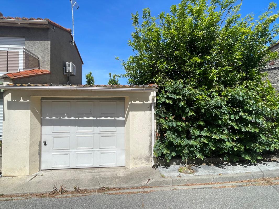 VILLENEUVE-DE-LA-RAHO Garage sur petit terrain 1