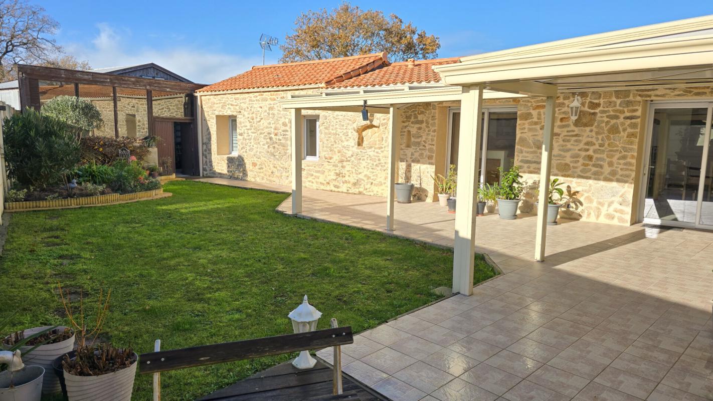 SAINT-PERE-EN-RETZ Maison  plain-pied 150 m2  parfaitement entretenue/  3 chambres  / 2 SDB  / dépendances 3