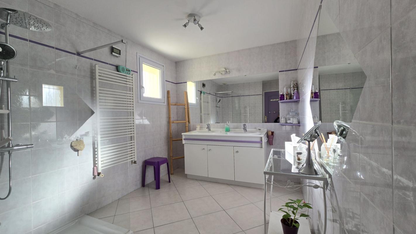 SAINT-PERE-EN-RETZ Maison  plain-pied 150 m2  parfaitement entretenue/  3 chambres  / 2 SDB  / dépendances 7