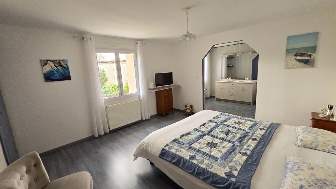 SAINT-PERE-EN-RETZ Maison  plain-pied 150 m2  parfaitement entretenue/  3 chambres  / 2 SDB  / dépendances 8