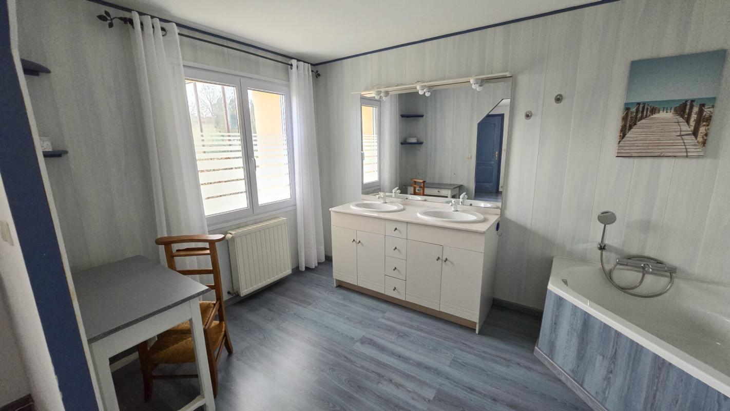 SAINT-PERE-EN-RETZ Maison  plain-pied 150 m2  parfaitement entretenue/  3 chambres  / 2 SDB  / dépendances 9