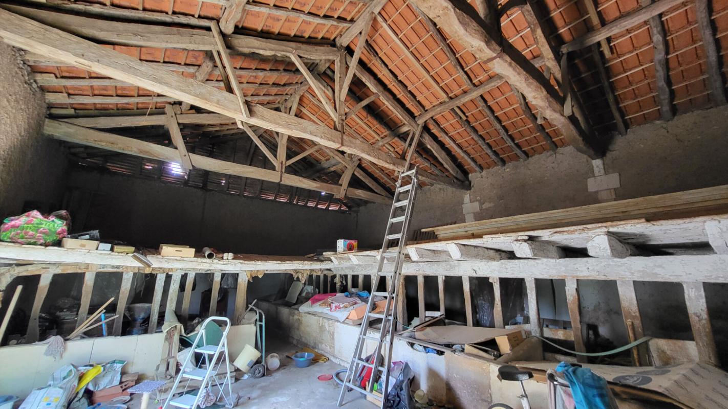 TOCANE-SAINT-APRE Tocane Saint Apre 24350 Ancienne Ferme comprenant maison 2 granges sur parcelle de 30970 m² 10