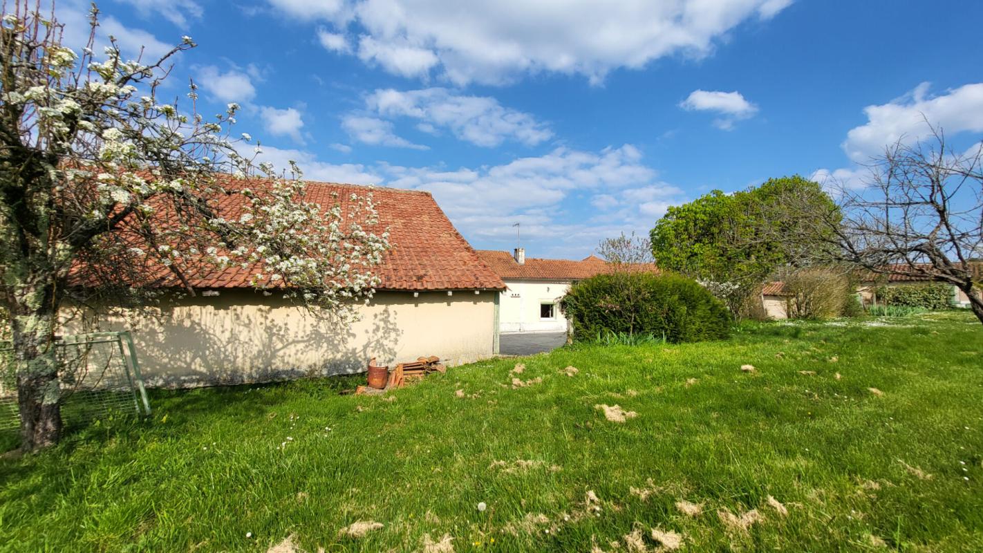 TOCANE-SAINT-APRE Tocane Saint Apre 24350 Ancienne Ferme comprenant maison 2 granges sur parcelle de 30970 m² 2