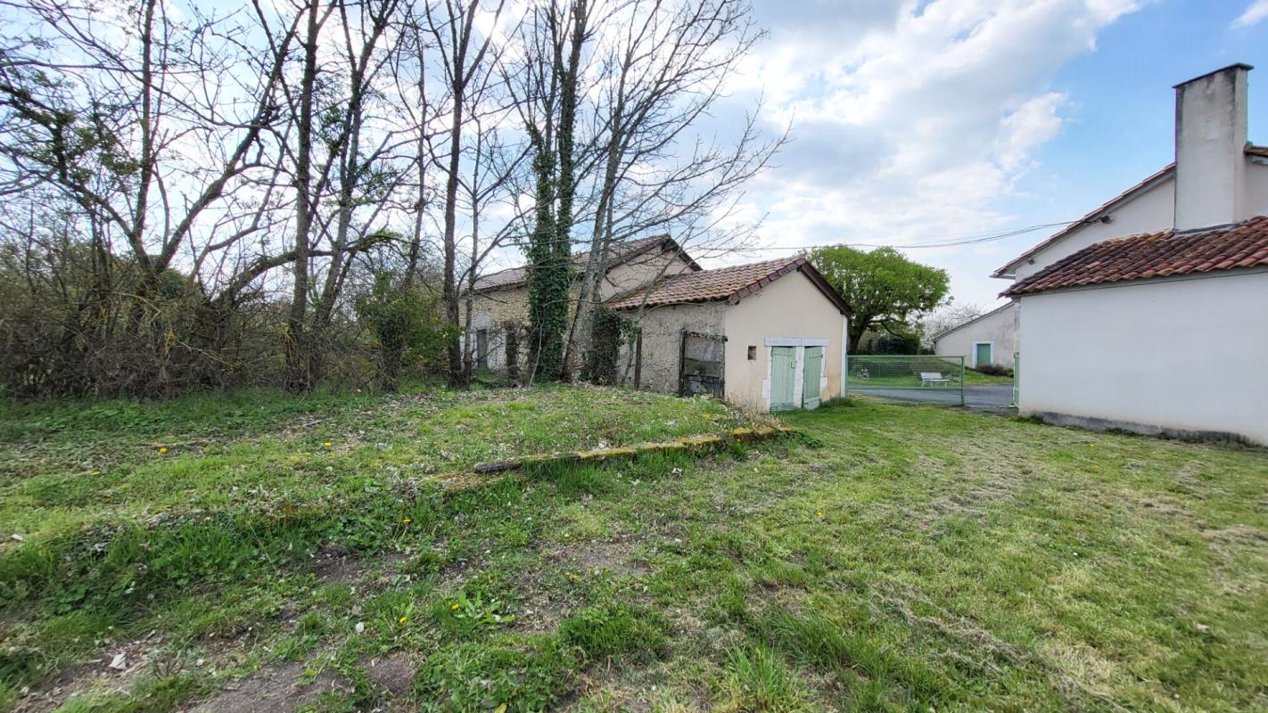 TOCANE-SAINT-APRE Tocane Saint Apre 24350 Ancienne Ferme comprenant maison 2 granges sur parcelle de 30970 m² 3