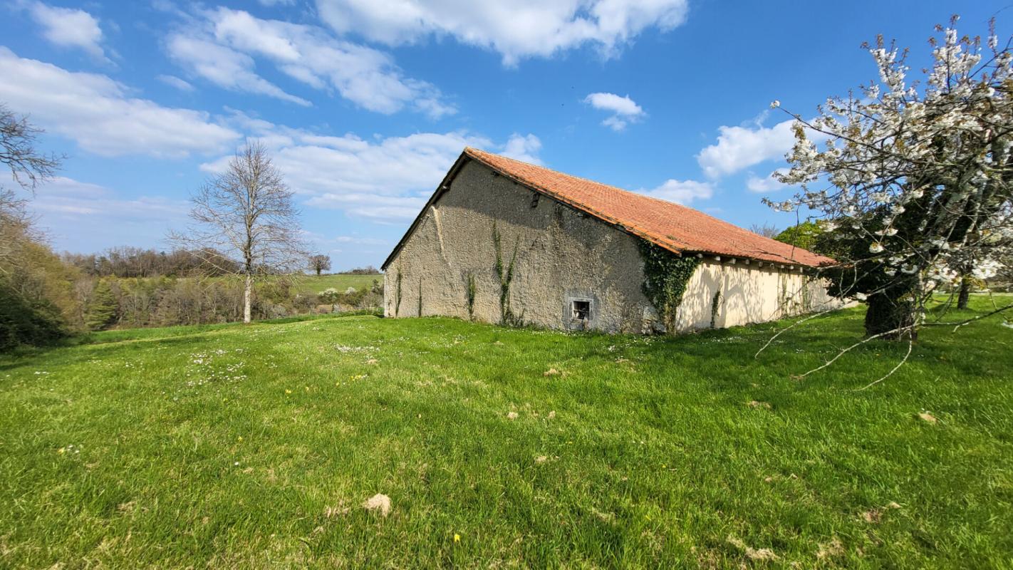 TOCANE-SAINT-APRE Tocane Saint Apre 24350 Ancienne Ferme comprenant maison 2 granges sur parcelle de 30970 m² 9