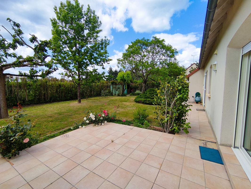 YZEURES-SUR-CREUSE Maison Yzeures Sur Creuse 6 pièces garage et jardin clos 17