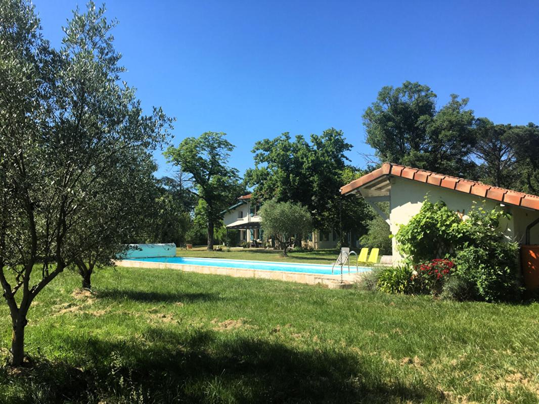 POUCHARRAMET Demeure du 18ème de 289 m² avec piscine et dépendances sur terrain de 3 hectares 16
