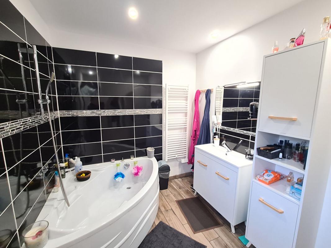 AUBEVOYE Proche Gaillon à Venables - Au calme dans un très bel environnement - Maison récente de plain pied sans travaux avec dépendance sur 1.250 m2 de terrain plat - Prix : 243.500 13