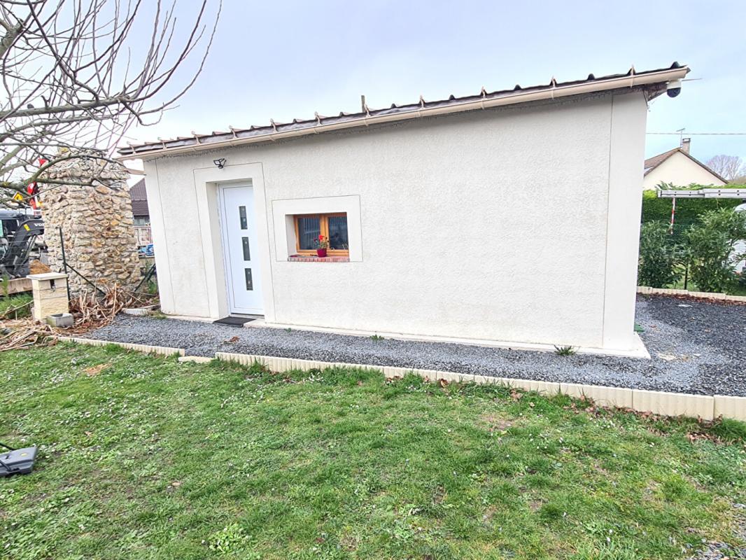 AUBEVOYE Proche Gaillon à Venables - Au calme dans un très bel environnement - Maison récente de plain pied sans travaux avec dépendance sur 1.250 m2 de terrain plat - Prix : 243.500 18