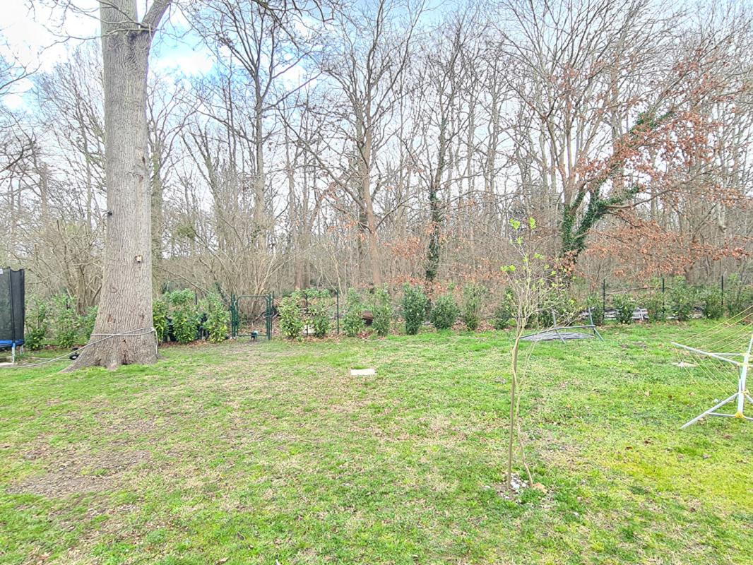 AUBEVOYE Proche Gaillon à Venables - Au calme dans un très bel environnement - Maison récente de plain pied sans travaux avec dépendance sur 1.250 m2 de terrain plat - Prix : 243.500 3