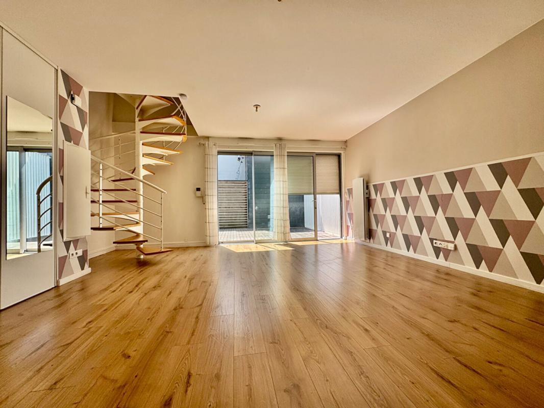 AMIENS Appartement en Duplex de 70m2 , 2 chambres,,terrasse dans résidence sécurisée avec places de parking 1