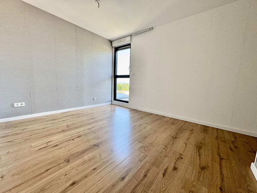 AMIENS Appartement en Duplex de 70m2 , 2 chambres,,terrasse dans résidence sécurisée avec places de parking 7