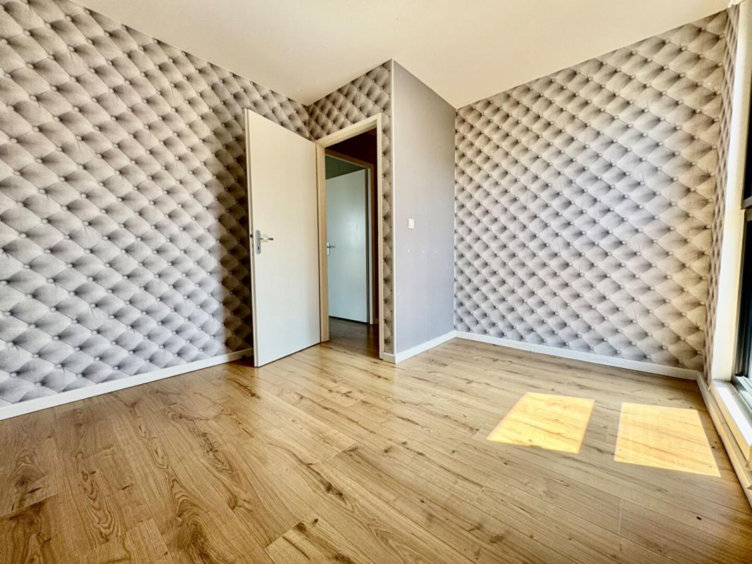 AMIENS Appartement en Duplex de 70m2 , 2 chambres,,terrasse dans résidence sécurisée avec places de parking 9