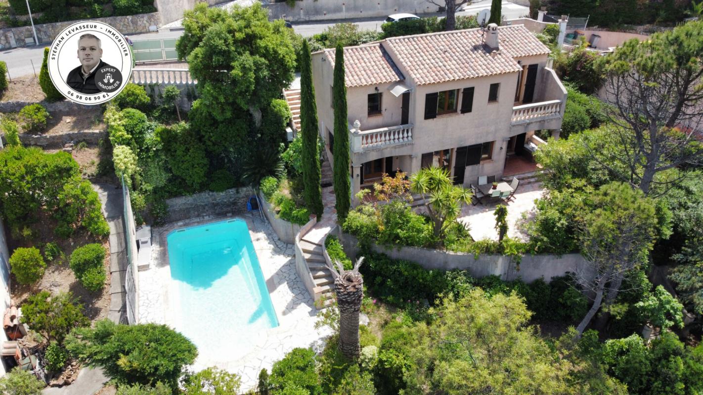 SAINT AYGULF Maison de type 5 - Piscine 1