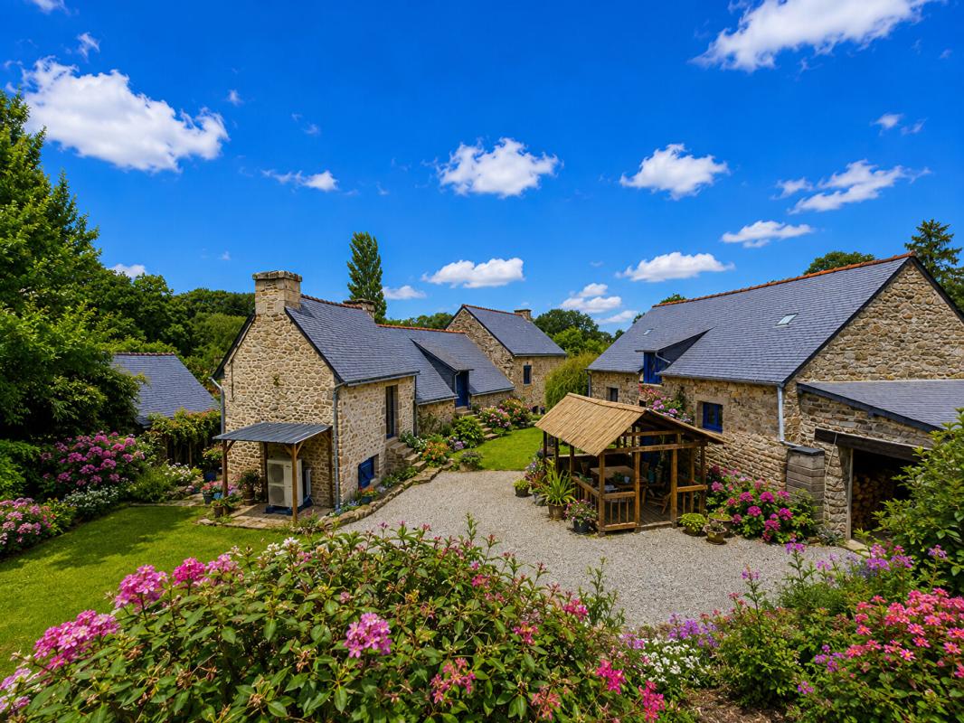 PRIZIAC Belle maison en pierres  de 1901 avec  de nombreuses dépendances -134 m² habitables + 236 m2 aménageables supplémentaires - Terrain de 1 850 m² - Environnement calme et verdoyant 1