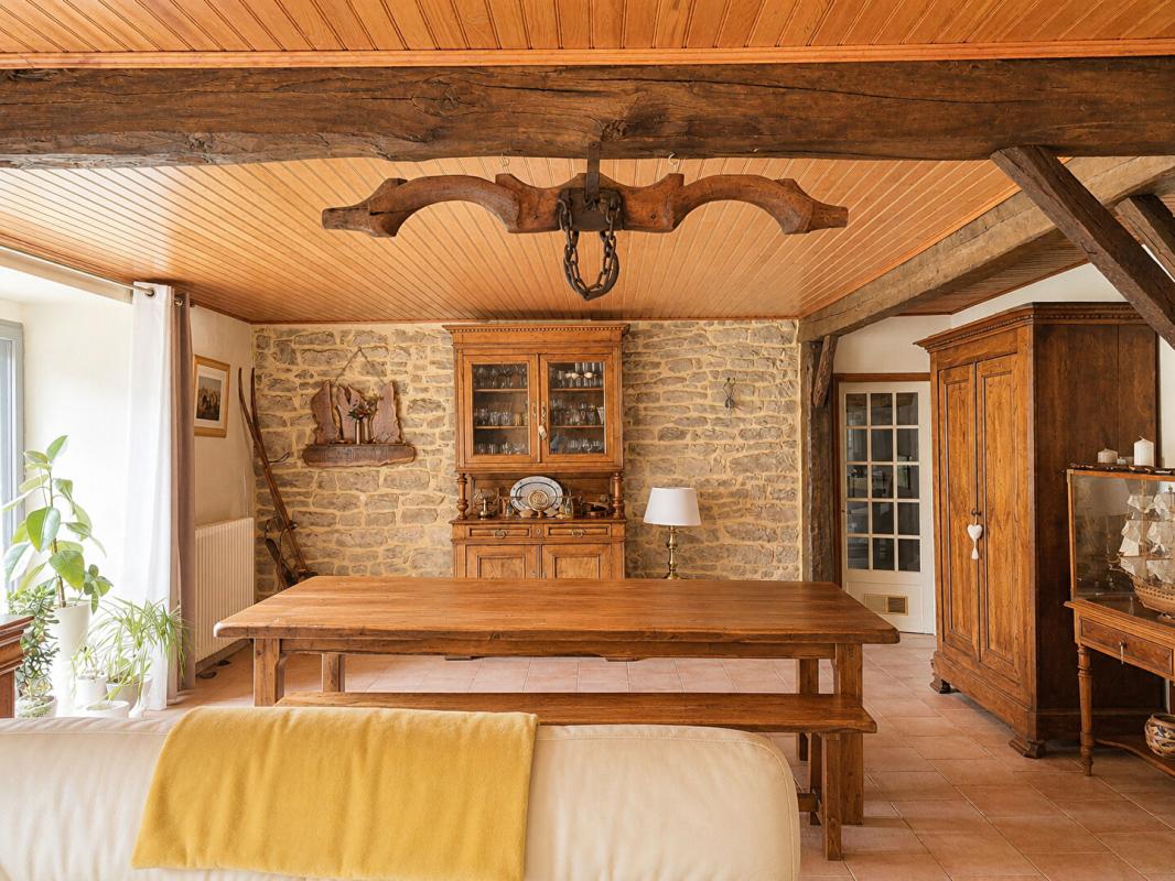 PRIZIAC Belle maison en pierres  de 1901 avec  de nombreuses dépendances -134 m² habitables + 236 m2 aménageables supplémentaires - Terrain de 1 850 m² - Environnement calme et verdoyant 11