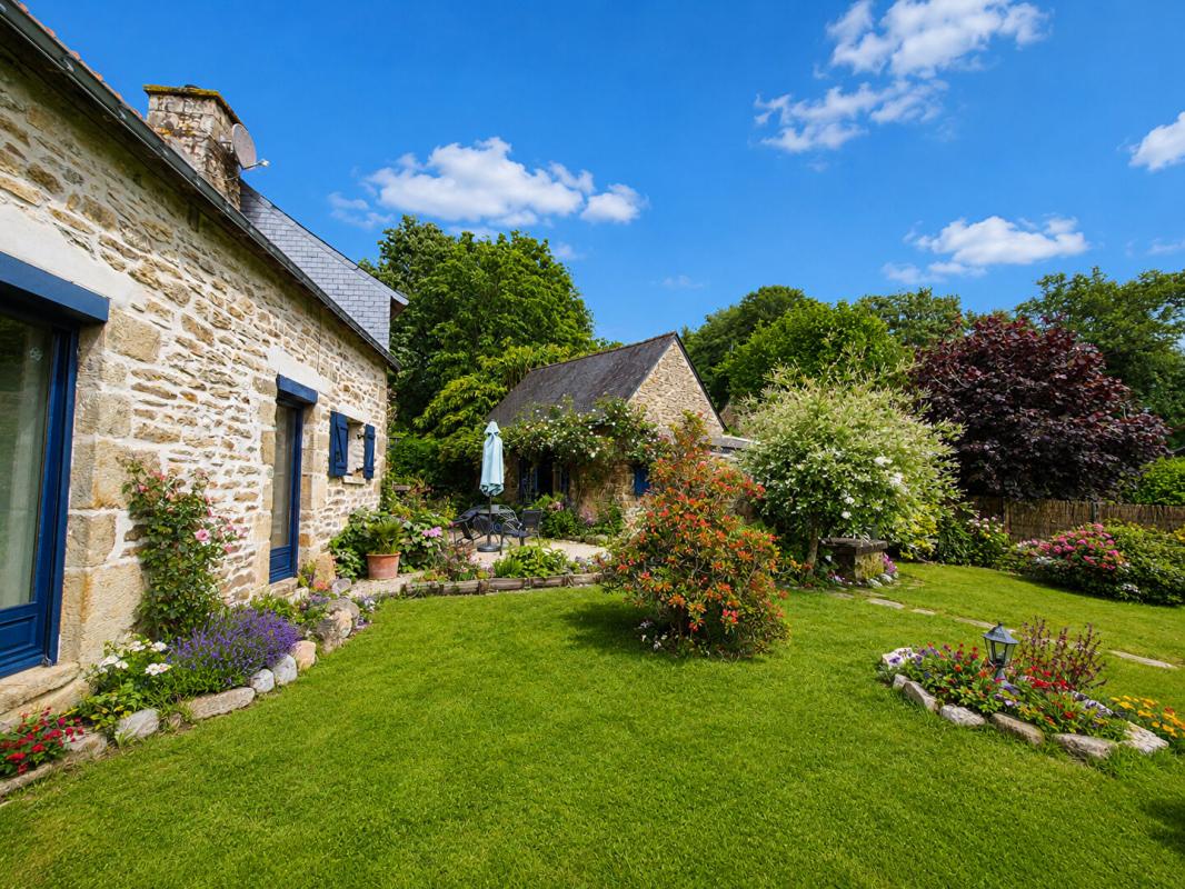 PRIZIAC Belle maison en pierres  de 1901 avec  de nombreuses dépendances -134 m² habitables + 236 m2 aménageables supplémentaires - Terrain de 1 850 m² - Environnement calme et verdoyant 2