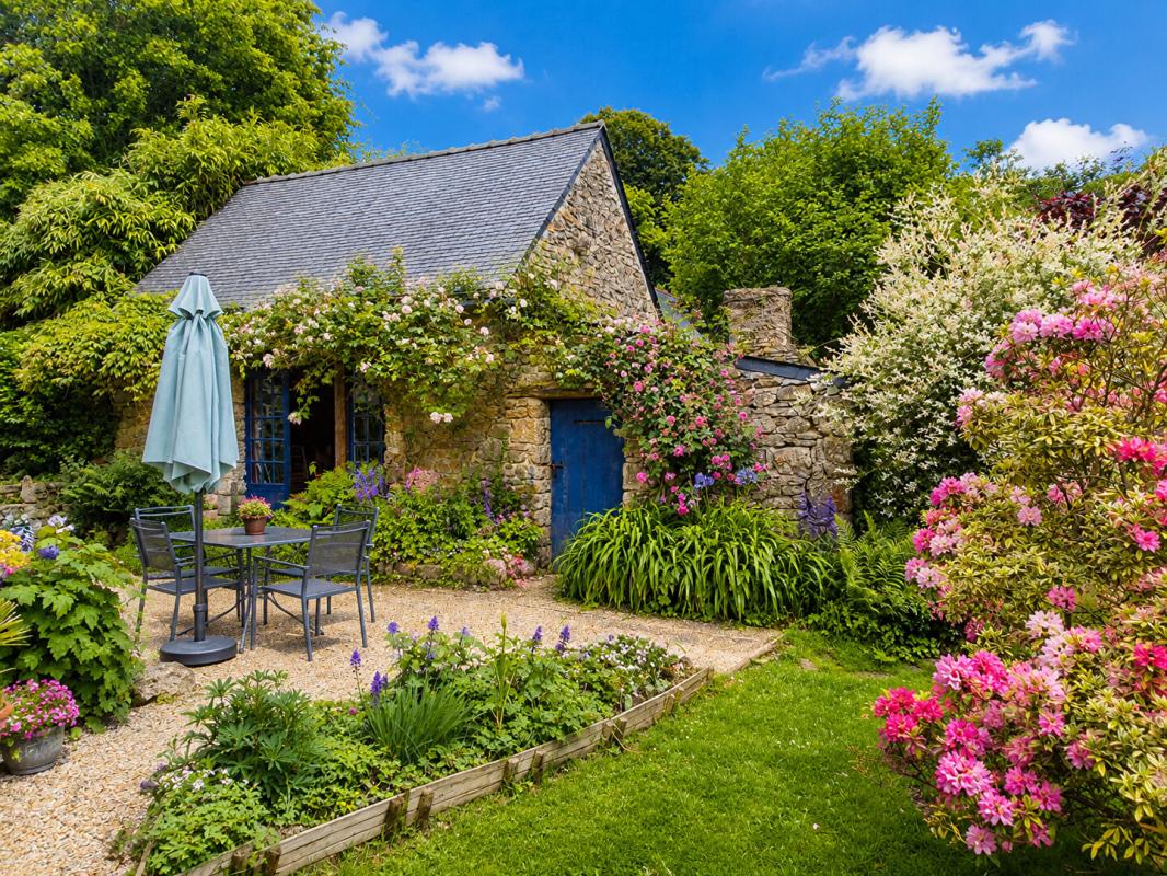 PRIZIAC Belle maison en pierres  de 1901 avec  de nombreuses dépendances -134 m² habitables + 236 m2 aménageables supplémentaires - Terrain de 1 850 m² - Environnement calme et verdoyant 4