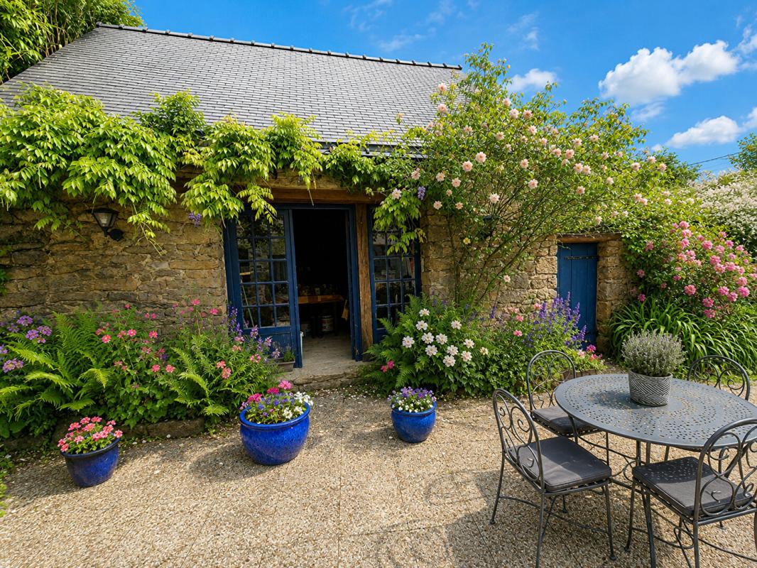 PRIZIAC Belle maison en pierres  de 1901 avec  de nombreuses dépendances -134 m² habitables + 236 m2 aménageables supplémentaires - Terrain de 1 850 m² - Environnement calme et verdoyant 8