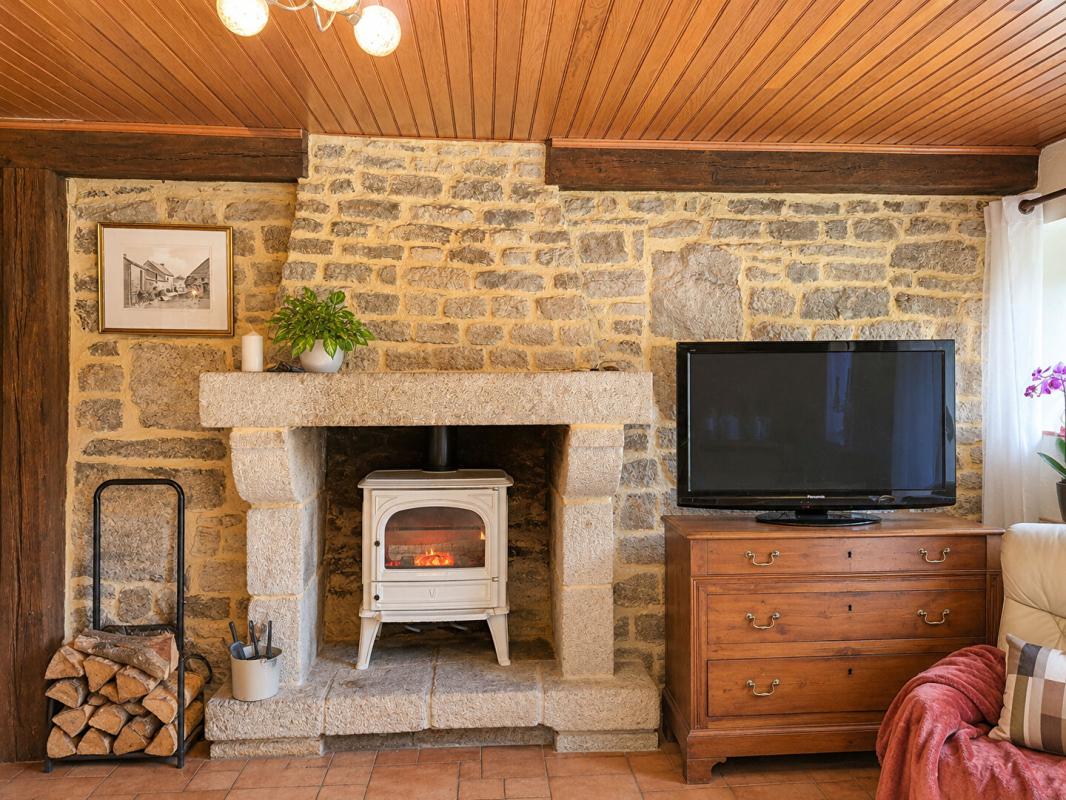 PRIZIAC Belle maison en pierres  de 1901 avec  de nombreuses dépendances -134 m² habitables + 236 m2 aménageables supplémentaires - Terrain de 1 850 m² - Environnement calme et verdoyant 9