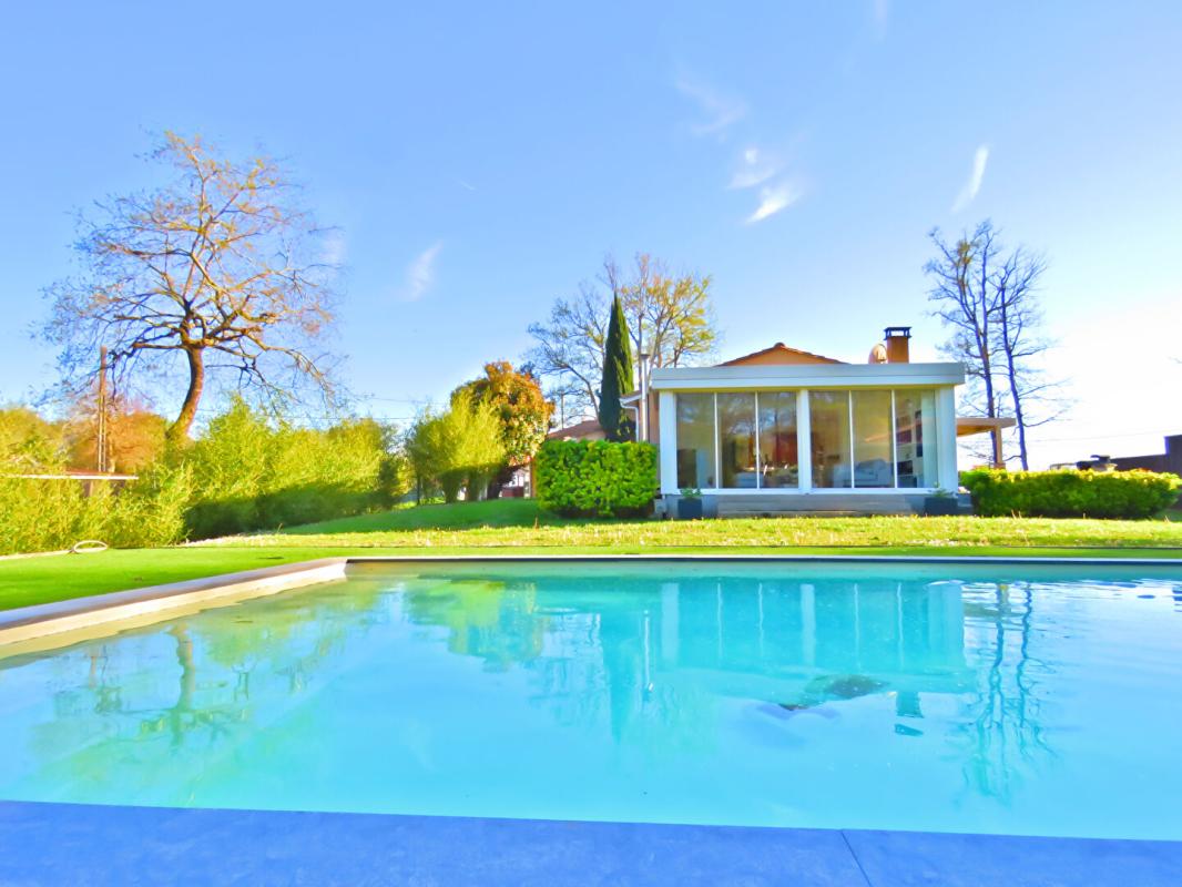 CAMARSAC Belle maison familiale récente avec piscine sur grand jardin avec vue forêt à Camarsac 8
