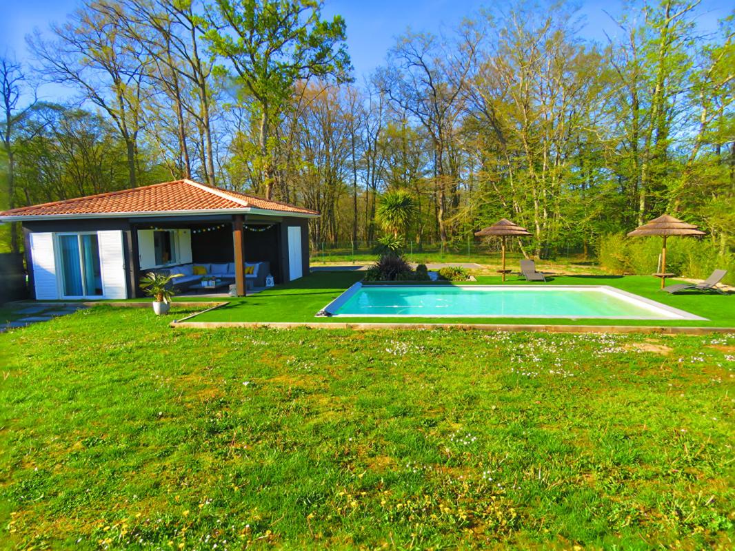 CAMARSAC Belle maison familiale récente avec piscine sur grand jardin avec vue forêt à Camarsac 9