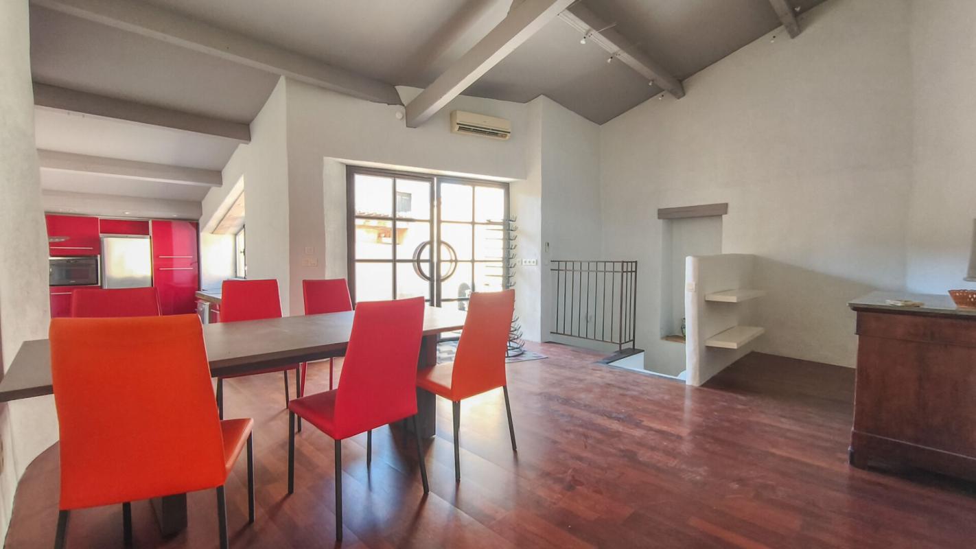 UZES Maison de village en pierres rénovée 1