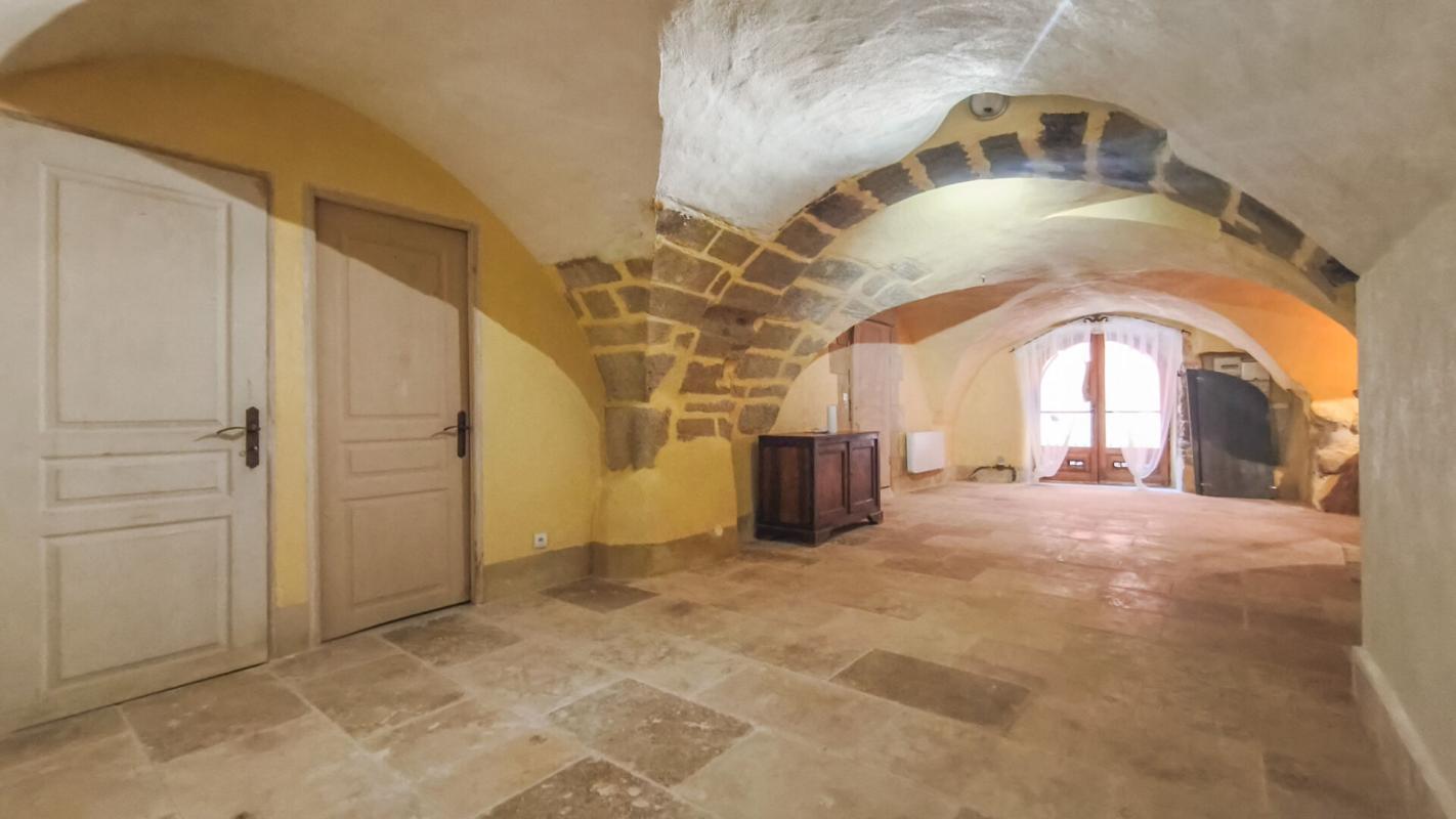 UZES Maison de village en pierres rénovée 10