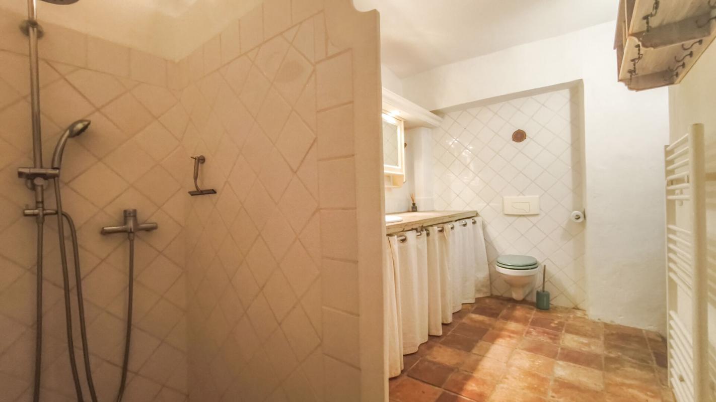 UZES Maison de village en pierres rénovée 8