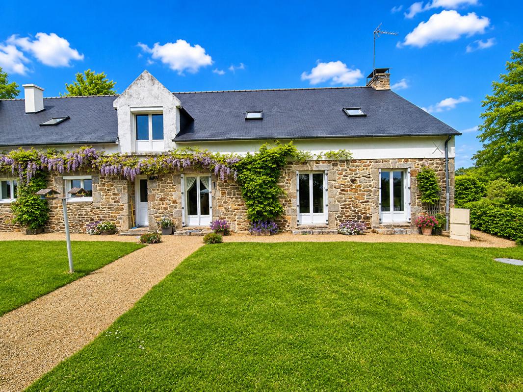 CAUDAN Magnifique propriété de charme de 186 m2 - Longère entièrement rénovée avec beaucoup de potentiel (150 m2 aménageable de plus) - 5200 m2 de terrain et 3,4 hectares disponibles et attenants 1
