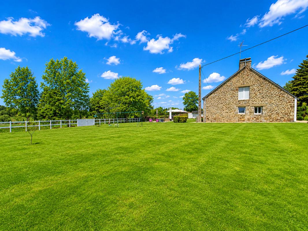 CAUDAN Magnifique propriété de charme de 186 m2 - Longère entièrement rénovée avec beaucoup de potentiel (150 m2 aménageable de plus) - 5200 m2 de terrain et 3,4 hectares disponibles et attenants 13