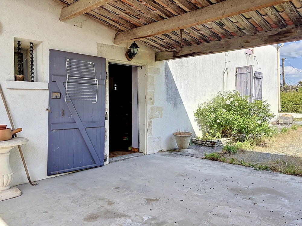 BENON Maison en pierre A RENOVER 129 m2- 4 chambres- grand chai- jardin 1