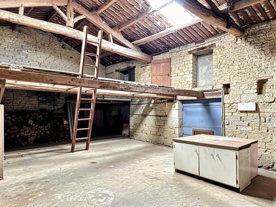 BENON Maison en pierre A RENOVER 129 m2- 4 chambres- grand chai- jardin 12
