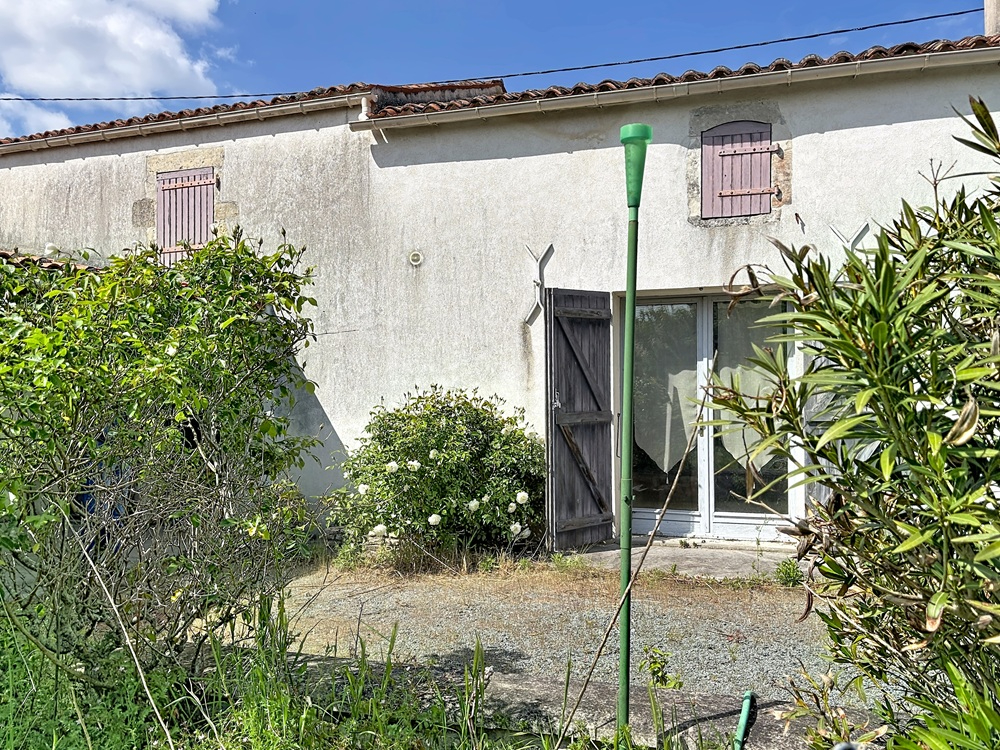 BENON Maison en pierre A RENOVER 129 m2- 4 chambres- grand chai- jardin 13
