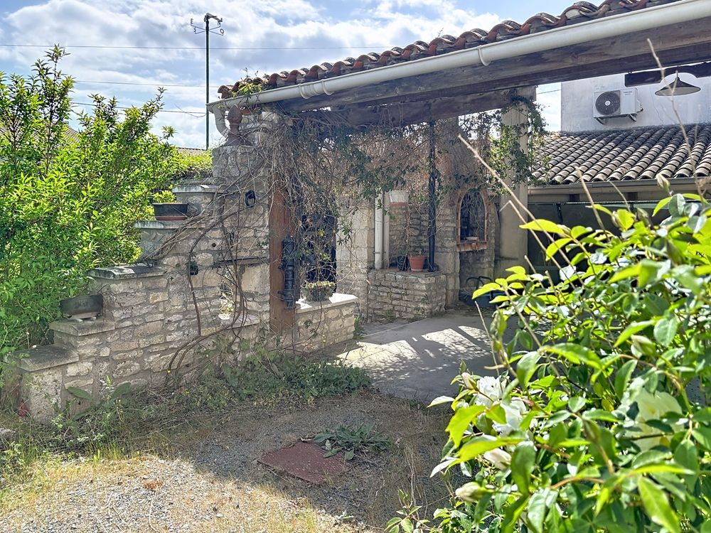 BENON Maison en pierre A RENOVER 129 m2- 4 chambres- grand chai- jardin 14