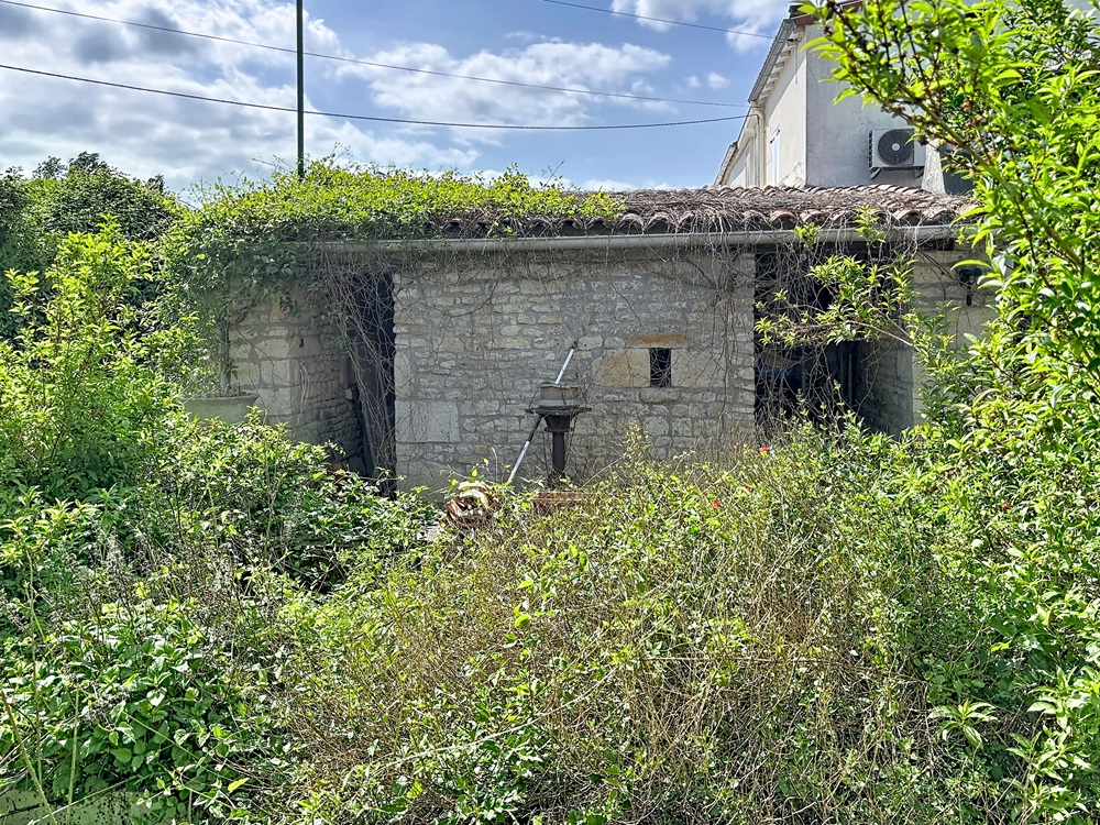 BENON Maison en pierre A RENOVER 129 m2- 4 chambres- grand chai- jardin 15